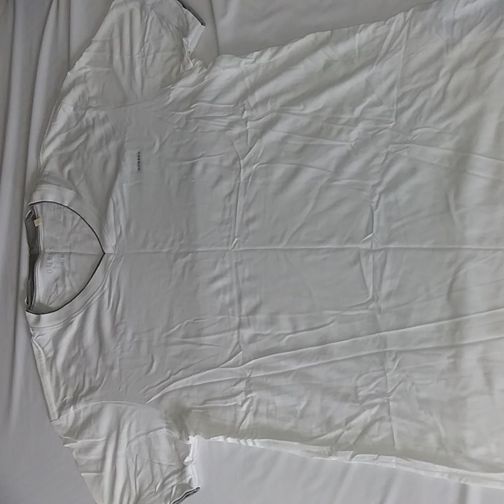 Guess Mens medium V neck short sleeve